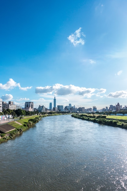 Taipei Taiwan stadsgezicht met wolkenkrabber en rivier in Taipei Taiwan