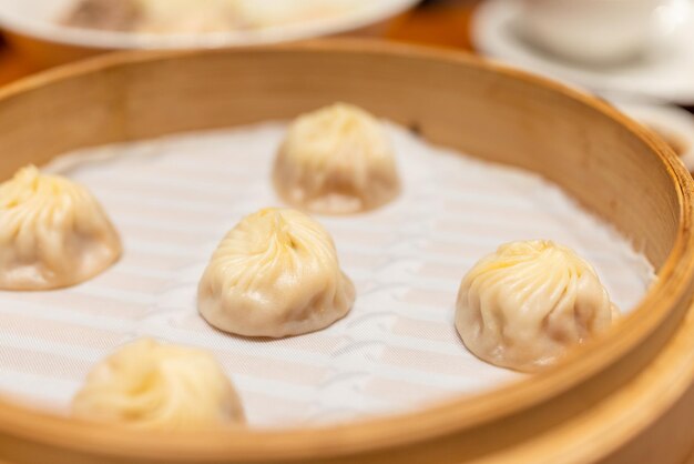 Photo taiwan cuisine steamed soup bun in basket