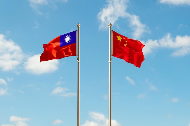 Taiwan en China vlaggen twee vlaggen zwaaien op een prachtige hemel achtergrond