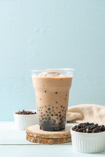 거품과 함께 대만 우유 차. 인기 아시아 음료