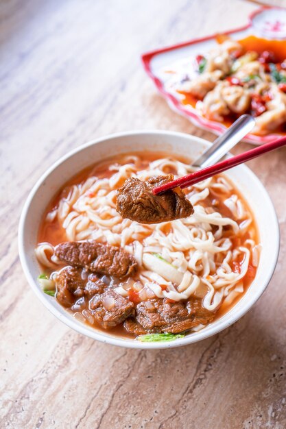 Taiwan ramenmaaltijd met tomatensausbouillon