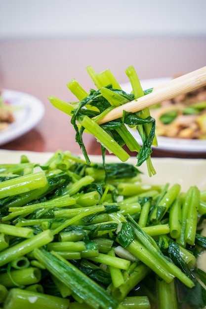 Taiwan tradizionale deliziosi spinaci d'acqua saltati in padella in kaohsiung