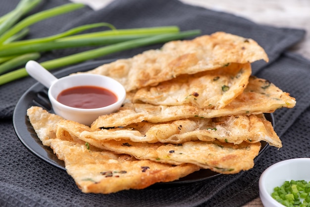 Taiwanees eten - heerlijke lente-ui taart pannenkoeken op lichte houten tafel achtergrond