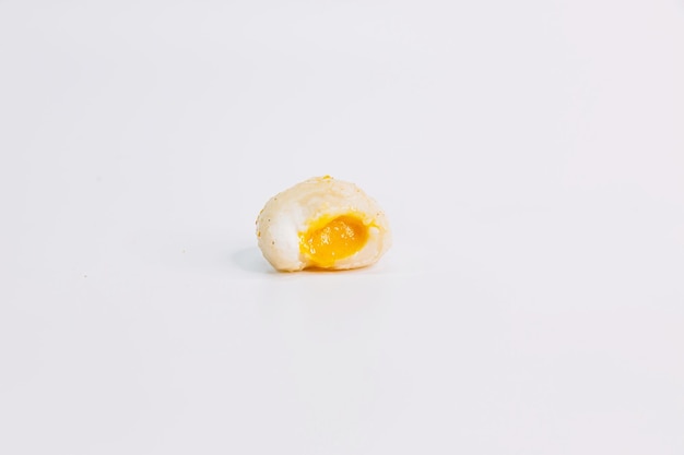 Taiwanese Japanse Golden Salted Egg Yolk Rice Ball op een witte achtergrond