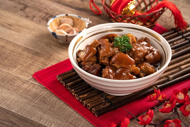 Photo taiwanese traditional food pork knuckle in a bowl for chinese lunar new year meal