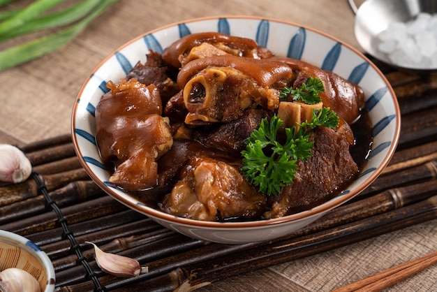 Photo taiwanese traditional food pork knuckle in a bowl