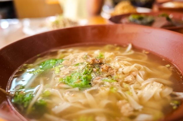Тайваньский традиционный суп с лапшой в ресторане