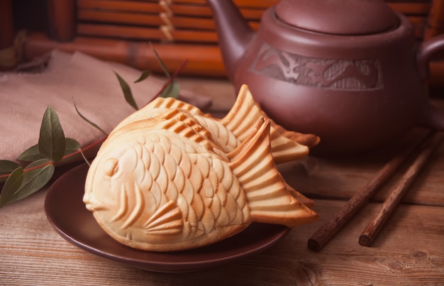 Taiyaki Japanse straatvoedsel vis-vormige zoete vullende wafel op houten lijst