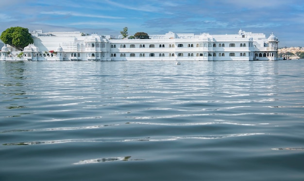 Taj Lake Palace aan het Pichola-meer in Udaipur, Rajasthan, India