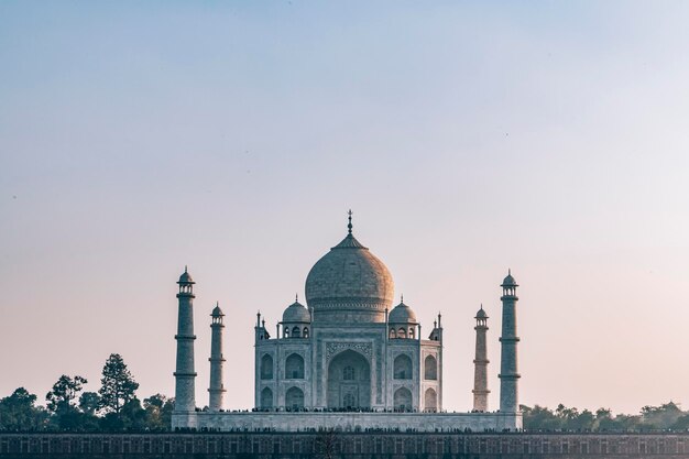 写真 明るい空に照らされたタジ・マハル