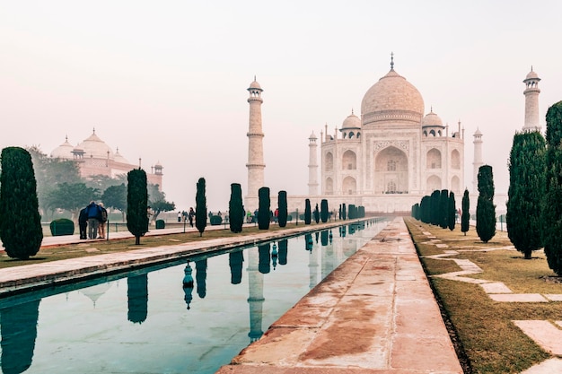 Photo taj mahal at foggy sunrise in winter