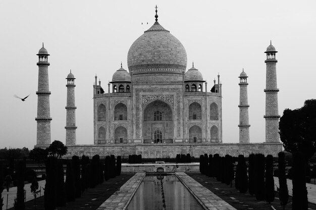 写真 黒と白のタジ・マハル - 晴れた空の背景にある歴史的な建物の景色