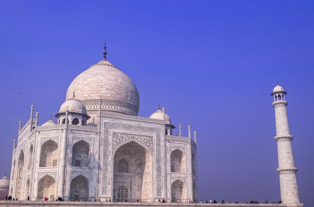 Taj mahal is een liefdesmonument en 1 van de 7 wereldwonderen in agra, india