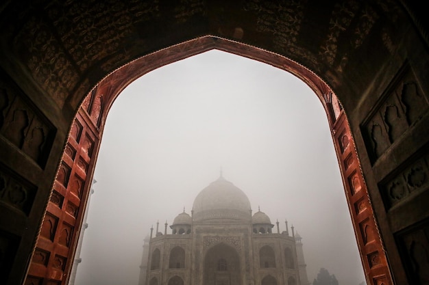 Photo taj mahal seen through arch