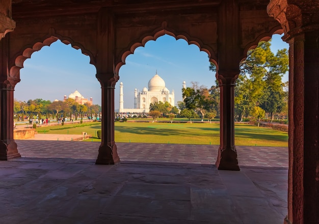 Taj mahal attraverso l'arco della grande porta, india.