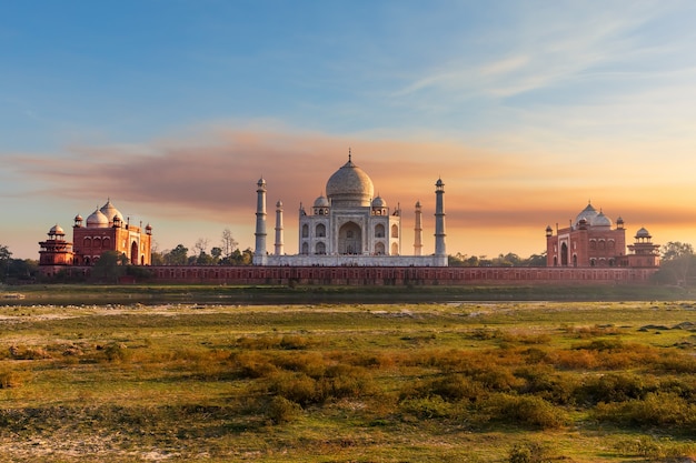 Taj Mahal, uitzicht vanaf de Yumana-rivier bij zonsondergang, India, Agra.