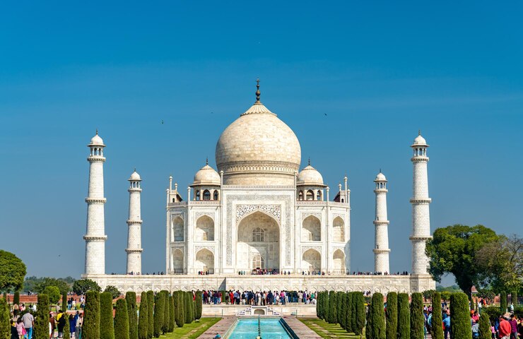 Photo the taj mahal, a unesco world heritage site and the most famous monument in india. agra city in uttar pradesh state