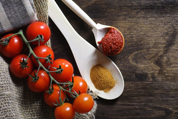 Tak met verse kerstomaatjes. rijpe rode tomaten. tomaten en pasta met kruiden