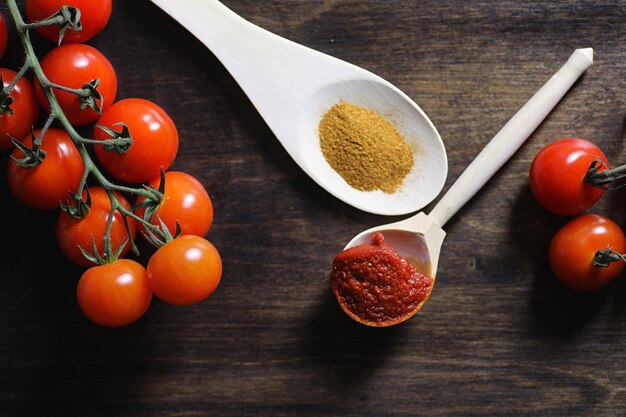 Tak met verse kerstomaatjes Rijpe rode tomaten Tomaten en pasta met kruiden