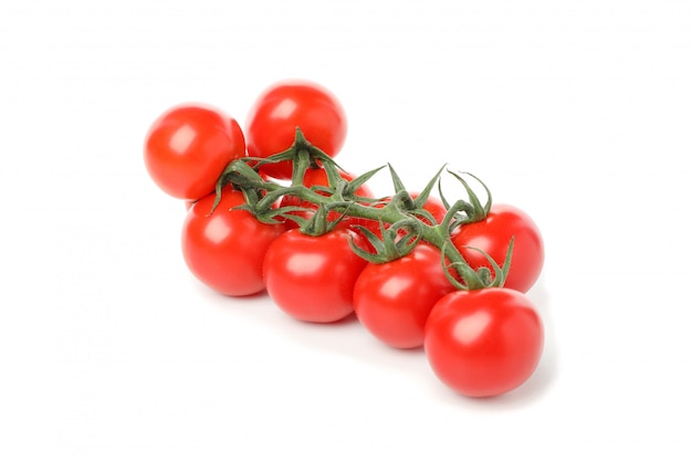 Tak van rode tomaten die op witte achtergrond worden geïsoleerd