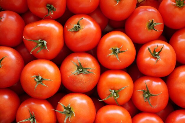 tak van verse rijpe tomaten op tafel