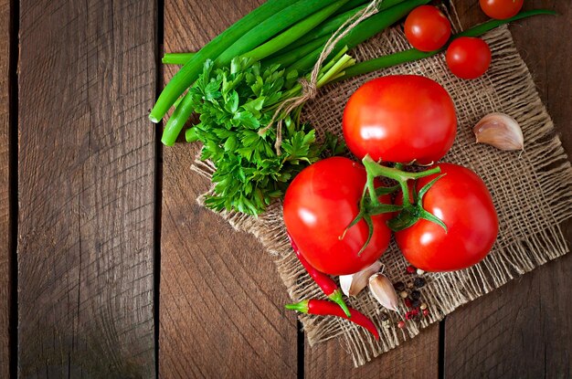 Tak van verse tomaten op houten achtergrond