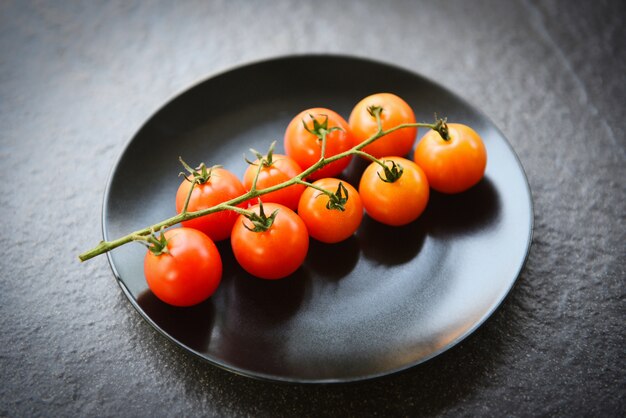 Tak van verse tomaten op zwarte plaat