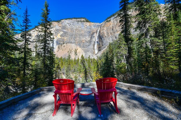 Photo takakkaw falls is the second highest waterfall in western canada yoho national park canada