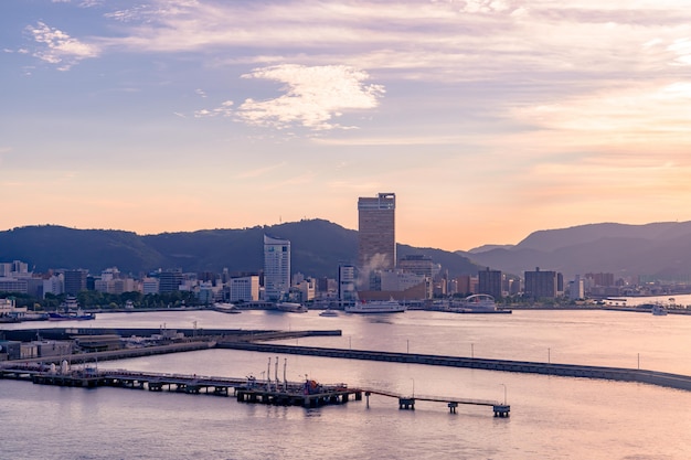 Foto takamatsu bay city mentre il sole tramonta