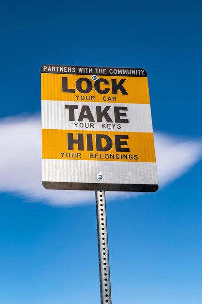 Foto take and hide sign against blue sky 4k ultra hd afbeelding van beveiligingsmaatregelen