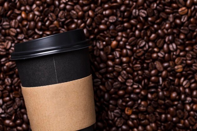 Photo take away black coffee cup with roasted coffee beans