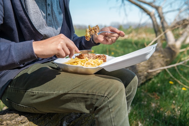 森で働いている間、食べ物を取り、昼食を取りなさい