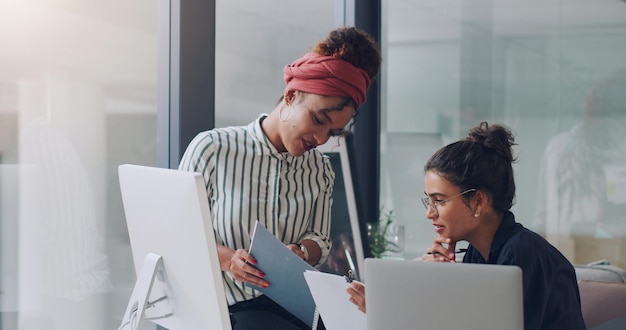 Foto dai un'occhiata a questo scatto ritagliato di due attraenti giovani donne d'affari che lavorano insieme in ufficio