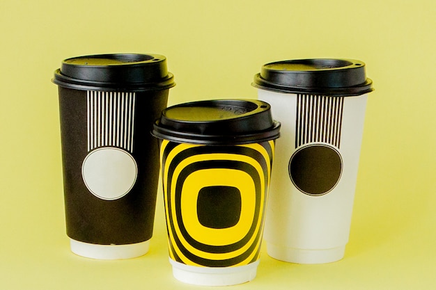 Foto take-out koffie in thermokop op geel.