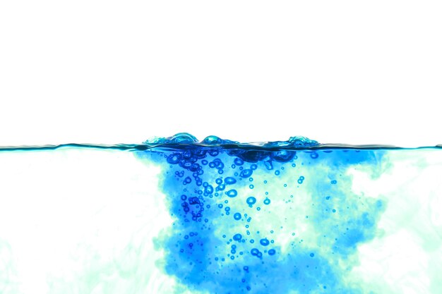 Foto scatta una foto di una goccia di inchiostro blu sull'acqua
