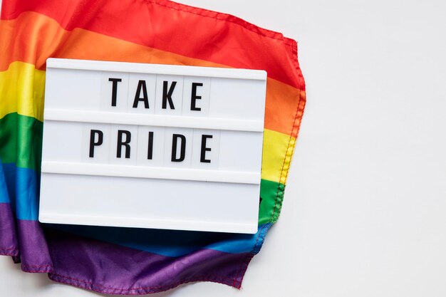 Foto take pride lightbox-bericht op een lgbt-gay pride-vlag