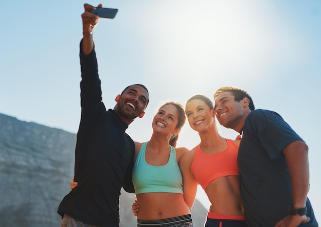 Foto prendi questo per un po' di ispirazione per il fitness scatto di un gruppo di amici che si fanno un selfie mentre sono fuori per un allenamento