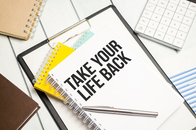 ノートやチャートに「Take Your Life Back」の言葉