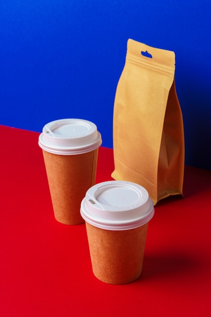 Photo takeaway food concept. some packed food in container with coffee cup on table