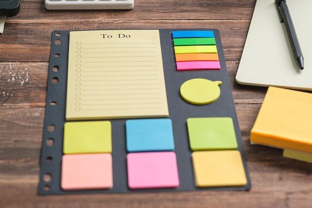 Takenlijstplanner op houten bureau