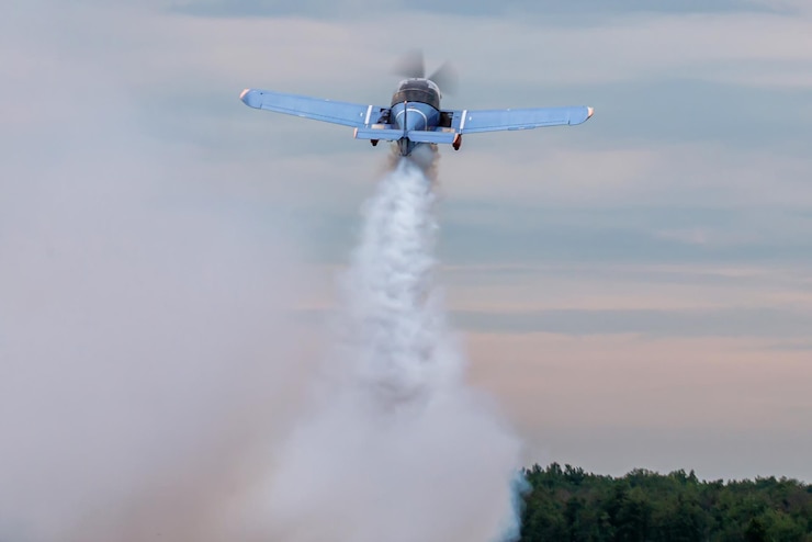 Photo 煙のあるスポーツ飛行機の離陸