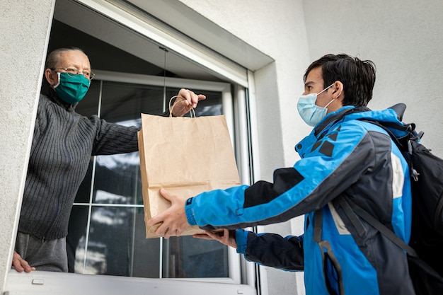 Prendersi cura delle persone anziane durante la pandemia fornendo loro