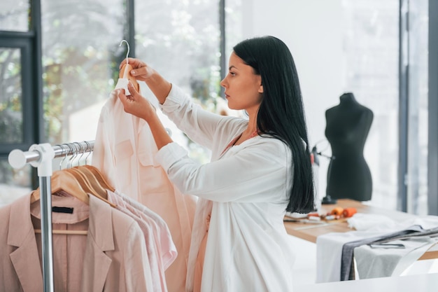 服を着る仕立て屋は昼間彼女のオフィスにいます