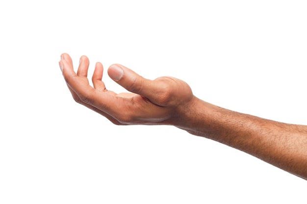 사진 복용 또는 제공. 뻗은 흑인 남성 손, 흰색 격리된 배경에 빈 손바닥을 유지하는 남자