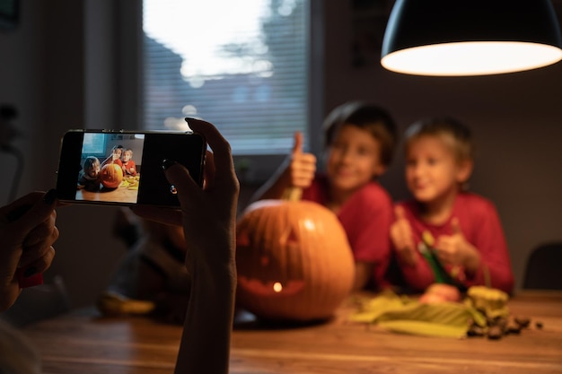 ハロウィンのかぼちゃを持った子供たちと記念撮影