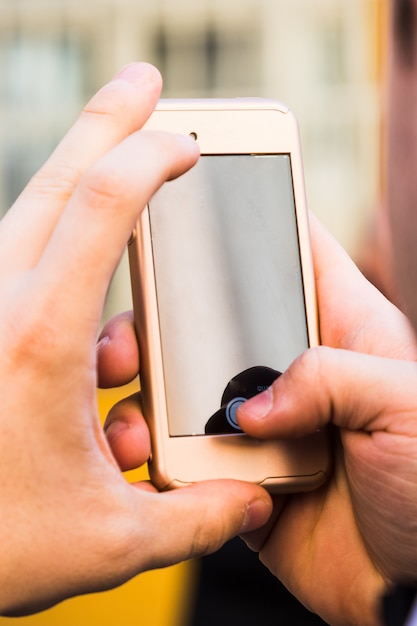 Scattare foto con smart phone mobile con tracciato di ritaglio per lo schermo