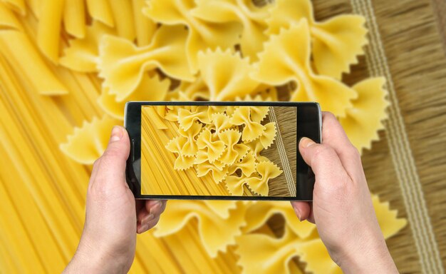 Foto faccio una foto con il telefono pasta