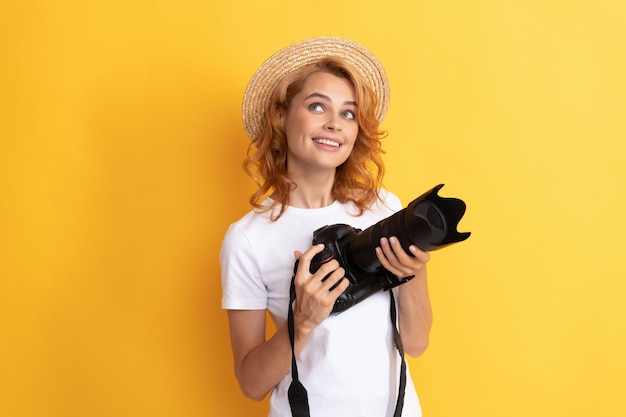 Taking pictures female photographer dreamy woman in straw hat photographing girl hold photo camera amateur and professional photography summer shooting session photoshoot photographic work