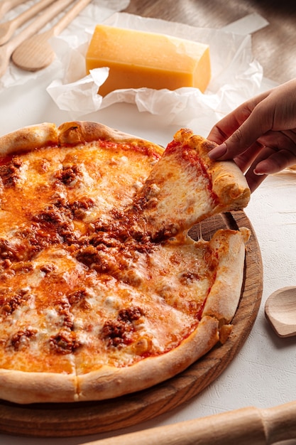Взять кусок свежеиспеченной пиццы с болоньезе