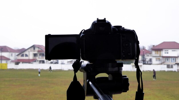 サッカートレーニングのビデオをDSLRカメラで撮影する